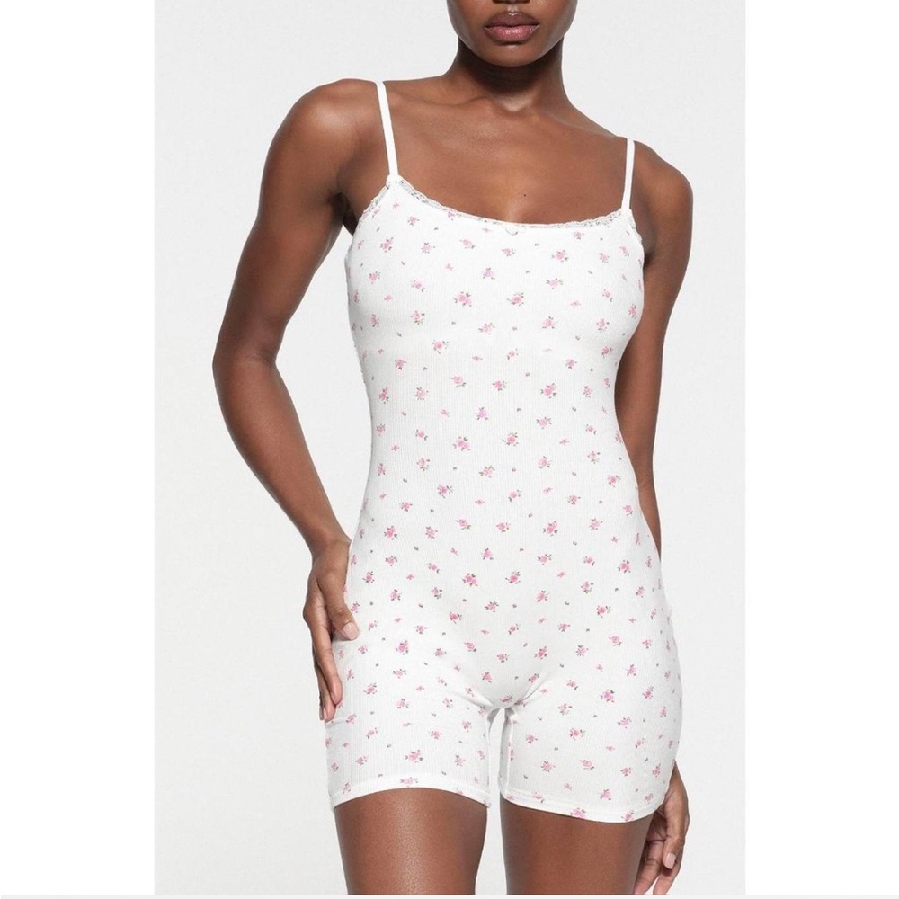 Skims soft lounge lace scoop onesie medium